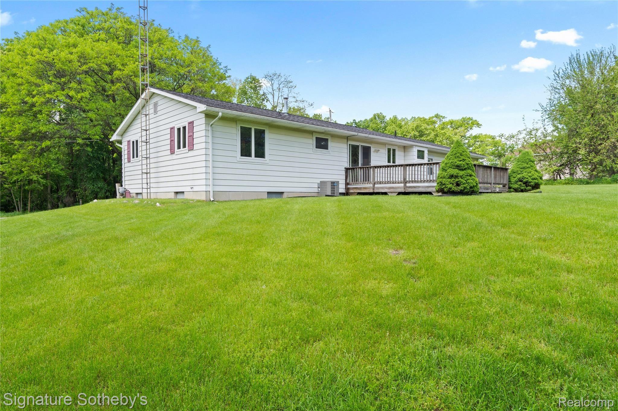 9241 White Lake Road Fenton, MI 48430 - Photo 26 of 27 lLeft: back of house