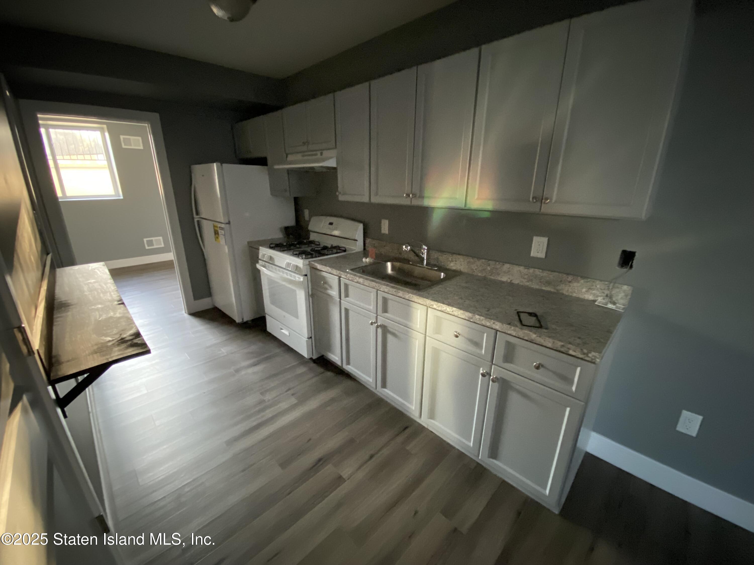 39 Torrice Loop Staten Island, NY 10309 - Photo 3 of 5 Kitchen