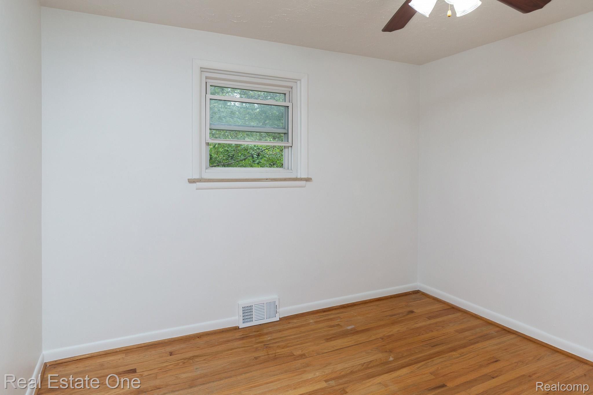13345 Grafton Road Carleton, MI 48117 - Photo 15 of 34 13345GraftonRd-15.jpg