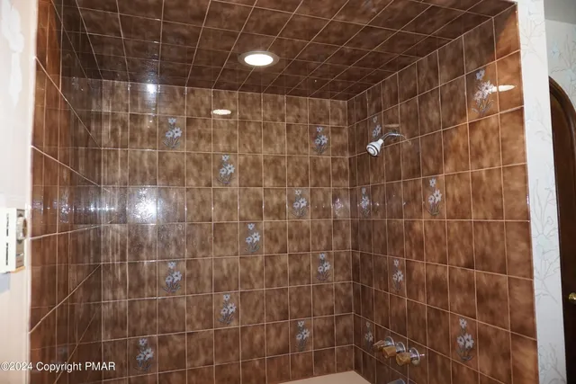 a view of a livingroom with furniture and a ceiling fan