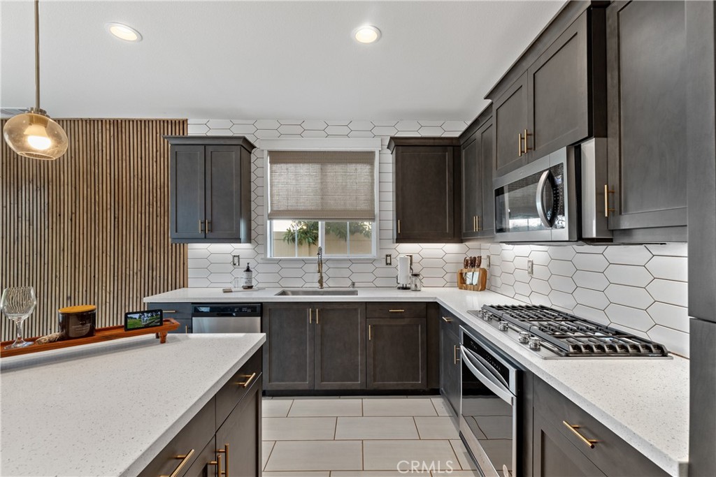28341 Heather Grn Way Menifee, CA 92584 - Photo 10 of 44 Large kitchen with a wide five burner gas stove