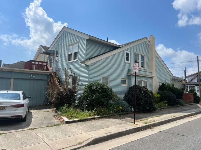 a house view with a outdoor space