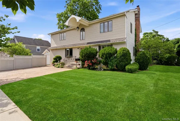 $1,049,888 | 698 Washington Street, Franklin Square, NY 11010