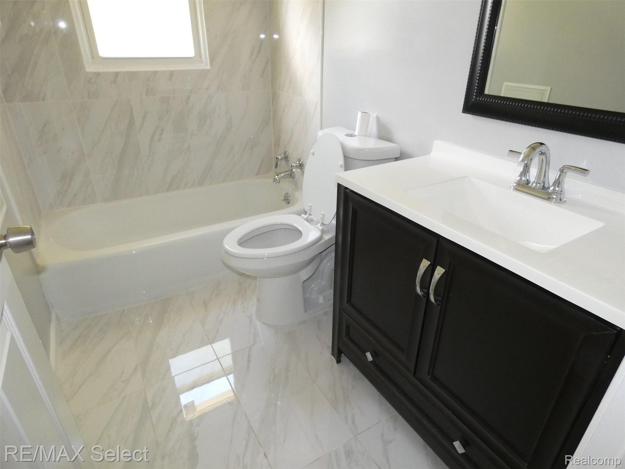 5105 East Carpenter Road Flint, MI 48506 - Photo 13 of 19 P1020834.JPG