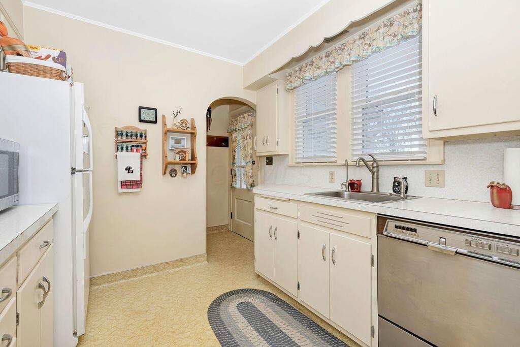 975 Bernhard Road Columbus, OH 43213 - Photo 13 of 46 13-Kitchen