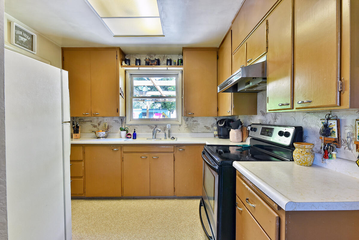 1133 Spring Street Medford, OR 97504 - Photo 8 of 23 8