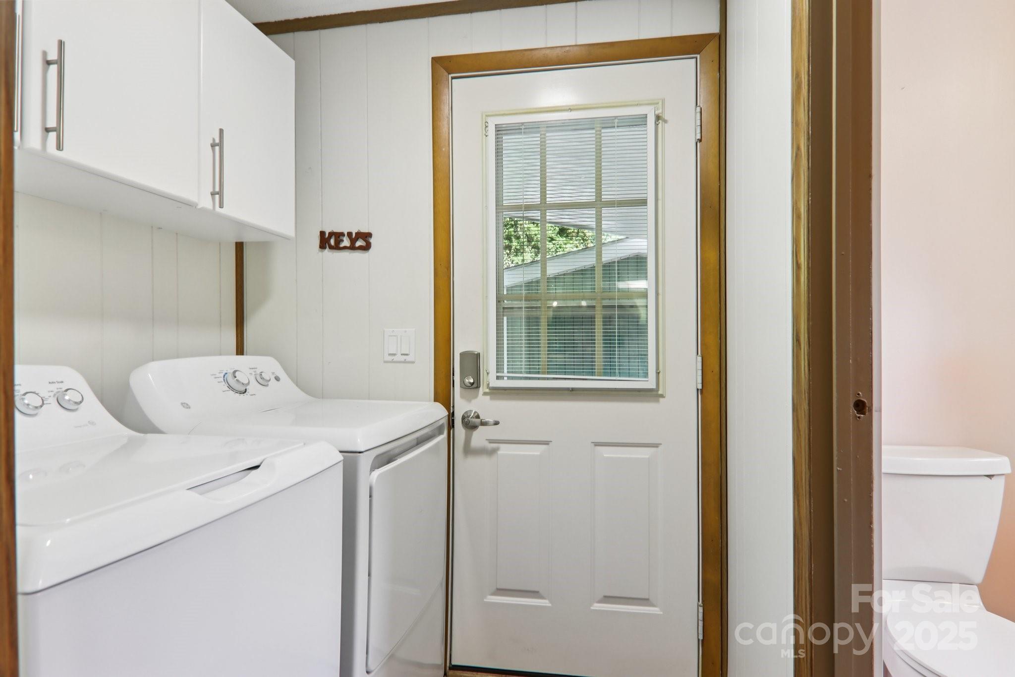 226 Cranbrook Circle Hendersonville, NC 28792 - Photo 31 of 47 a utility room with a window dryer and washer