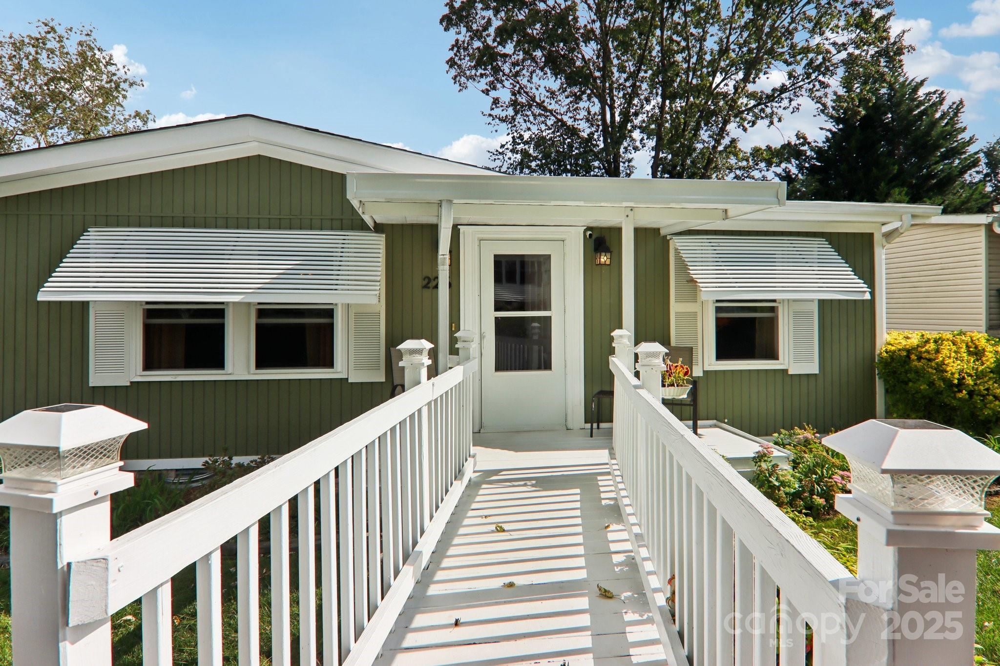 226 Cranbrook Circle Hendersonville, NC 28792 - Photo 6 of 47 a front view of house with deck