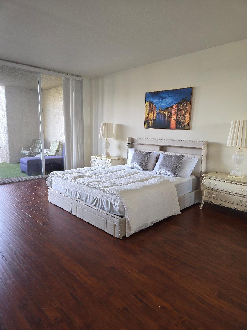 899 Island Drive, Unit 110 Rancho Mirage, CA 92270 - Photo 9 of 12 a bedroom with bed and a couch