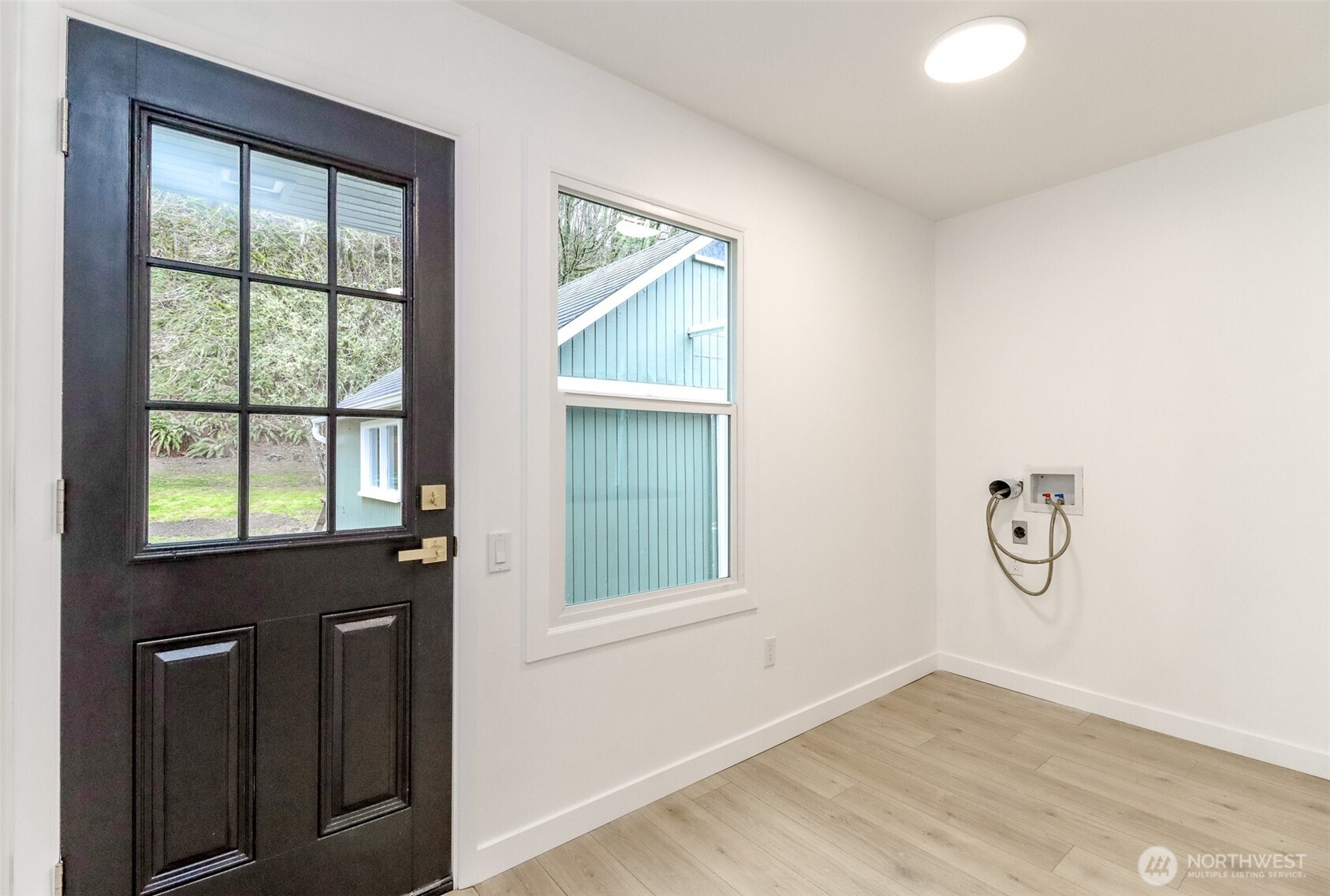 2115 Cherry Street Hoquiam, WA 98550 - Photo 11 of 31 an empty room with window