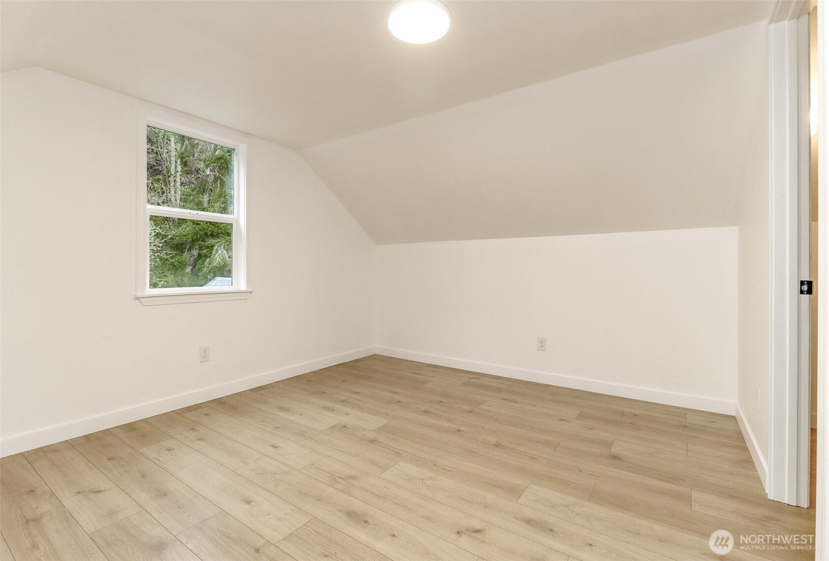 2115 Cherry Street Hoquiam, WA 98550 - Photo 22 of 31 an empty room with a window