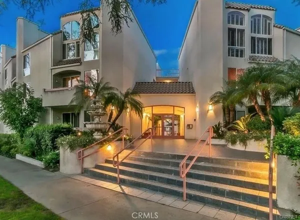 a view of a house with a fountain