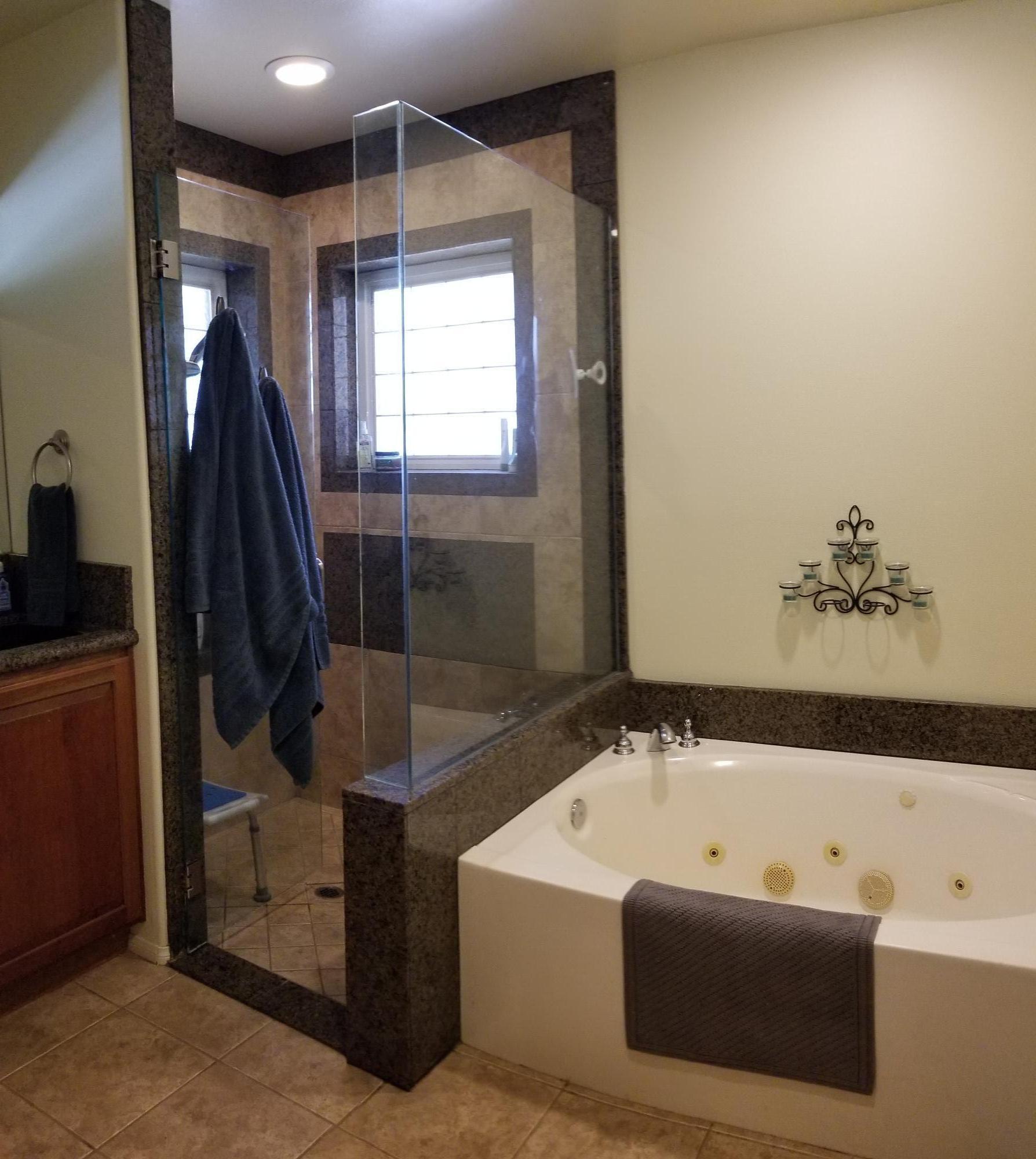68446 Terrace Road Cathedral City, CA 92234 - Photo 43 of 81 a bathroom with a tub a sink and mirror