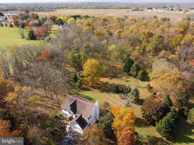 an aerial view of residential house with yard and lake view