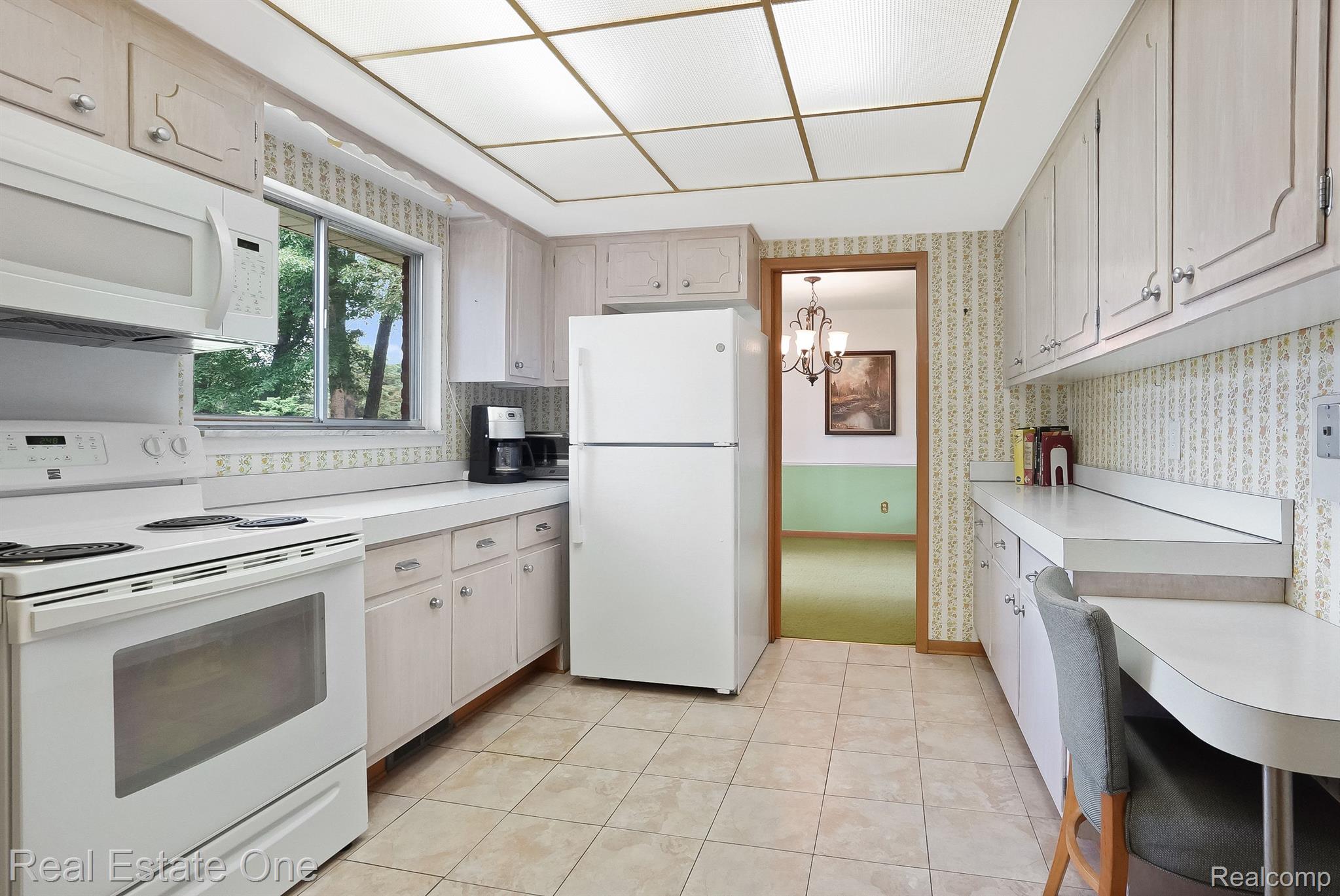 2086 Avoncrest Court Rochester, MI 48309 - Photo 12 of 38 Kitchen access to