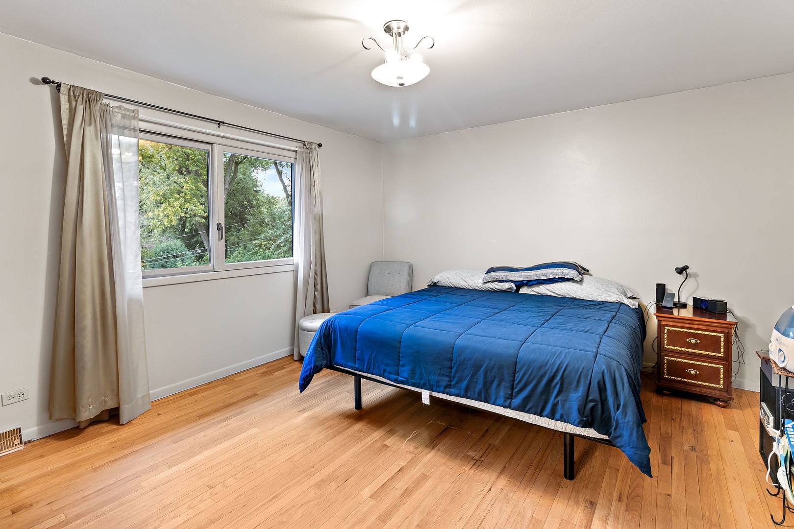 18807 Delta Road Homewood, IL 60430 - Photo 9 of 16 a bedroom with a bed and a tv