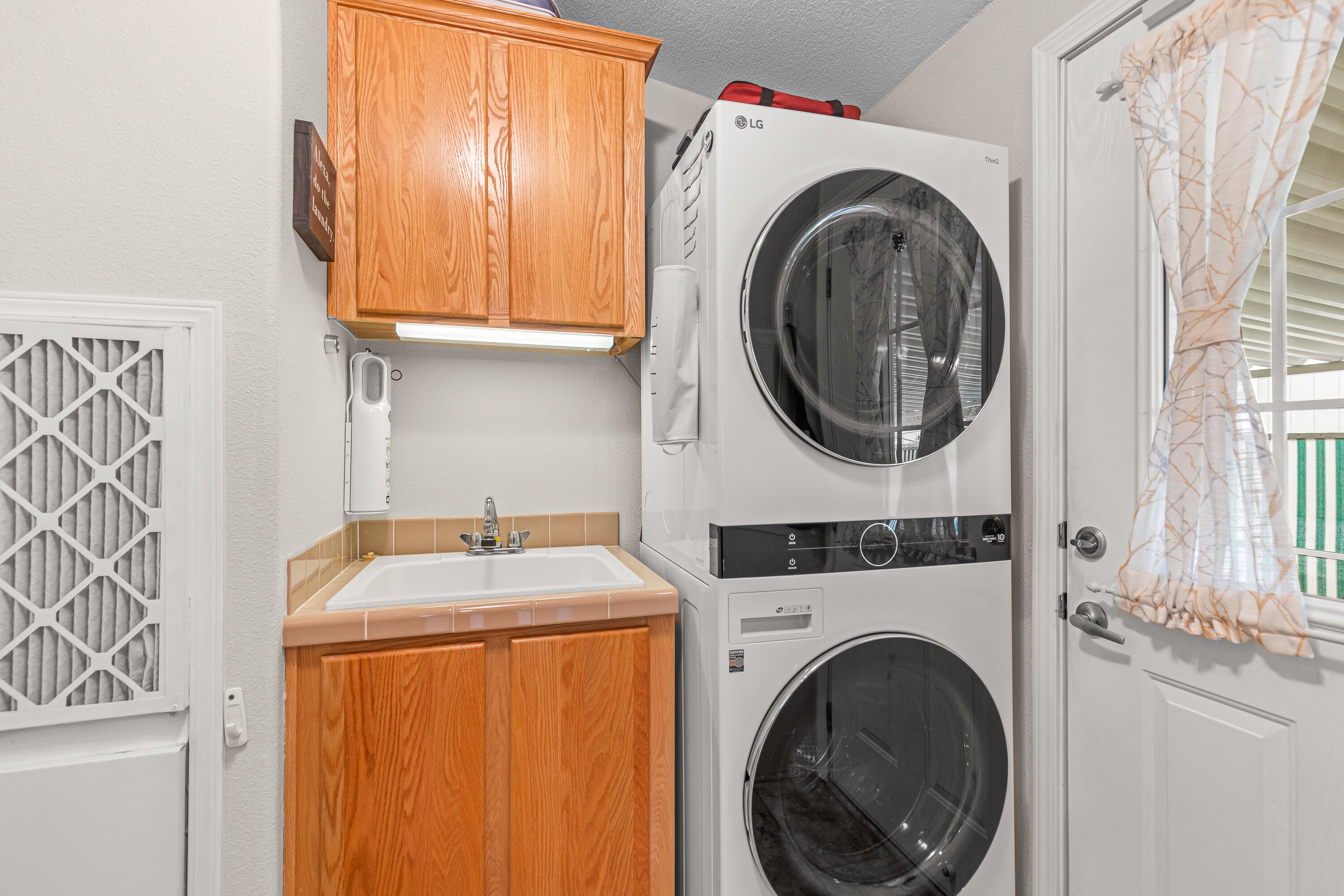 8401 Old Stage Road, Unit 34 Central Point, OR 97502 - Photo 13 of 30 Laundry Room