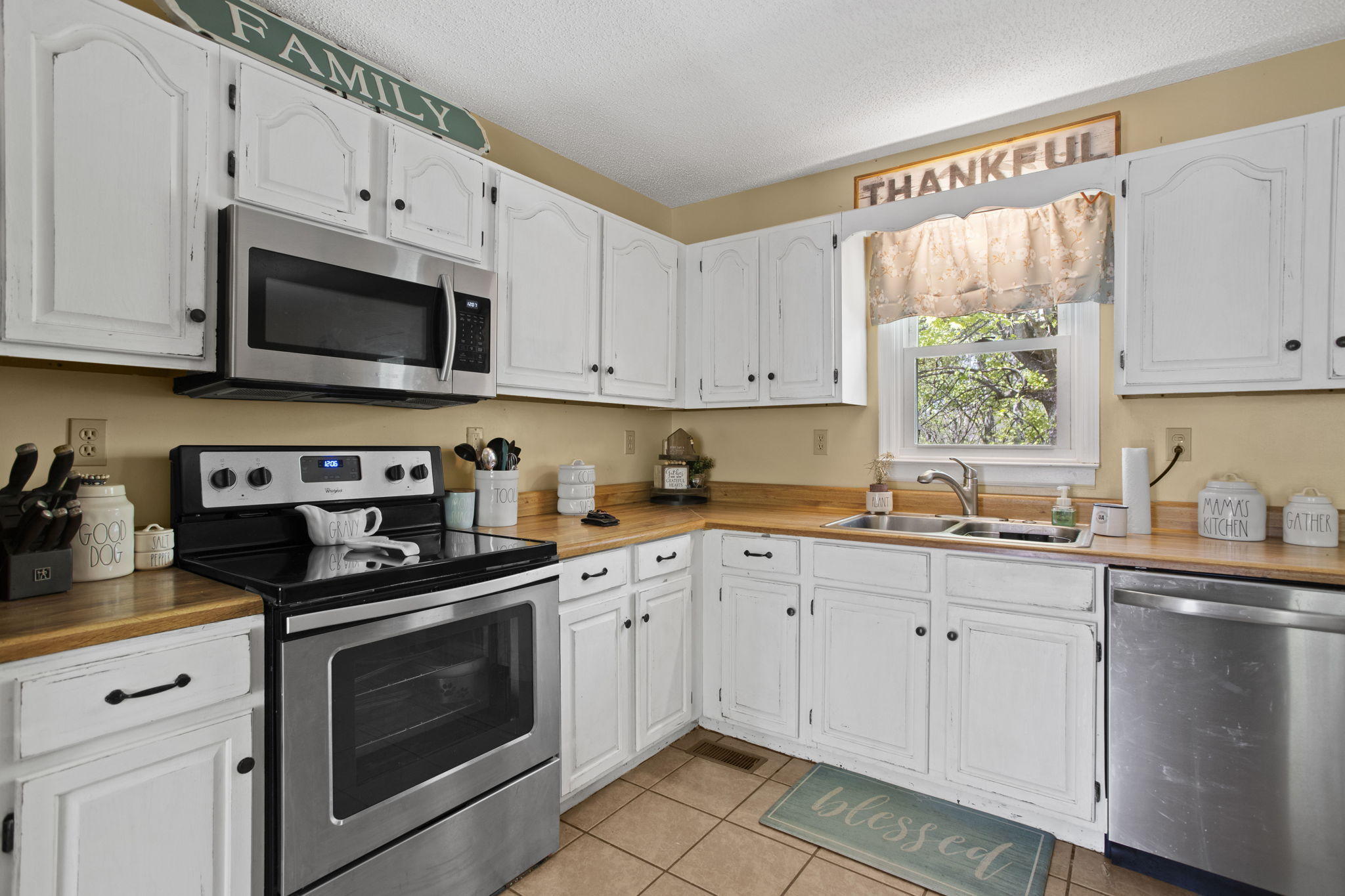 146 Ridge Cir Drive Fall Branch, TN 37656 - Photo 9 of 26 9-web-or-mls-IMG_8716