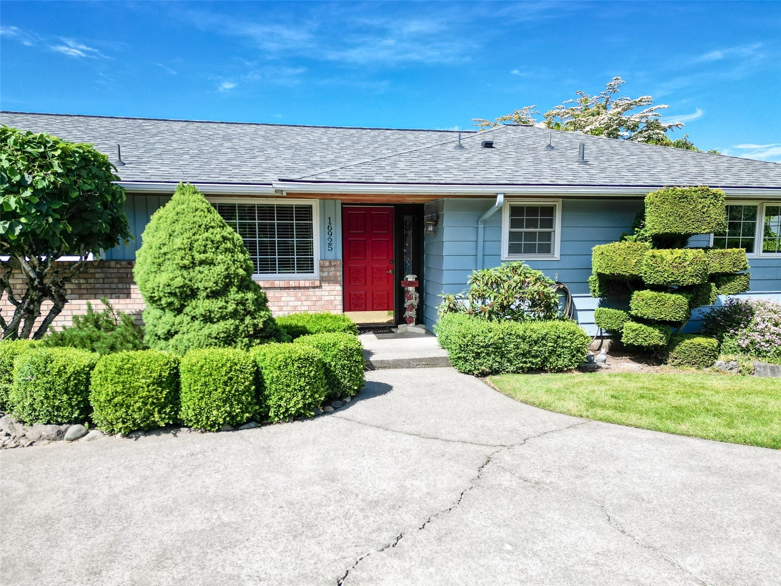 16925 Peterson Road Burlington, WA 98233 - Photo 1 of 36 a front view of a house with a garden