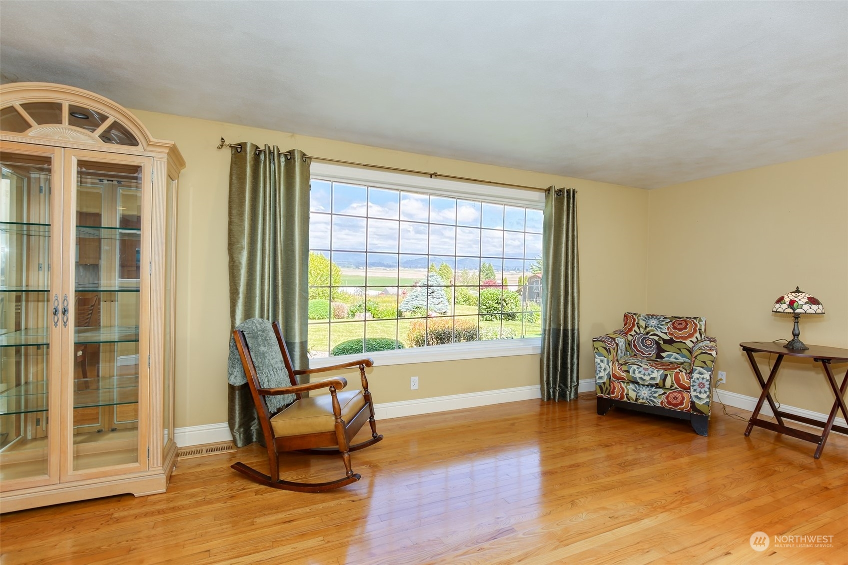 16925 Peterson Road Burlington, WA 98233 - Photo 27 of 36 a living room with furniture and a window