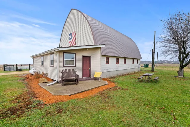 a view of a house with backyard