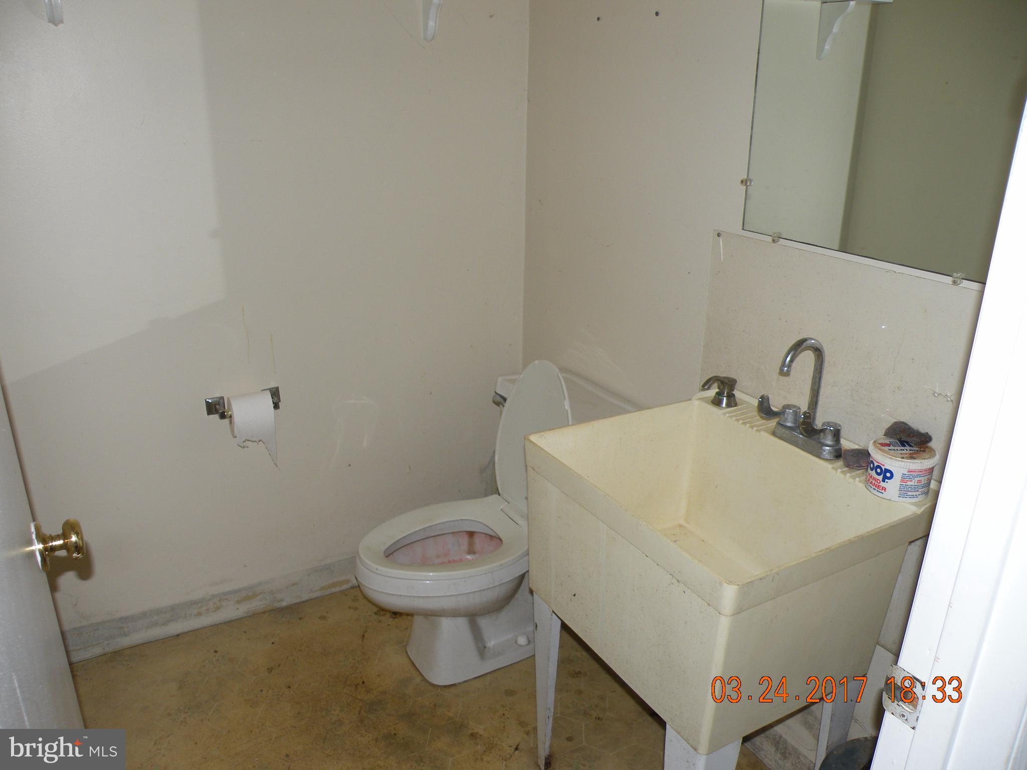 detached garage 1/2 bath