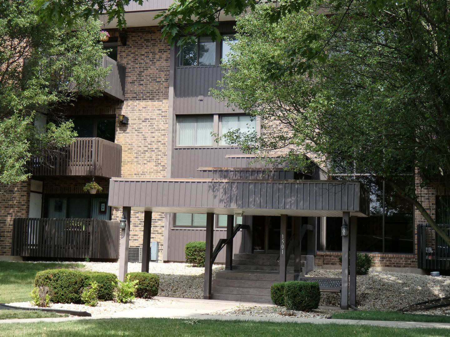 1501 Woodbridge Road, Unit 3C Joliet, IL 60436 - Photo 2 of 24 a front view of a house with garden