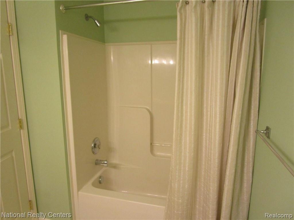 11722 Farmington Road Livonia, MI 48150 - Photo 14 of 15 Bath2 Shower.JPG