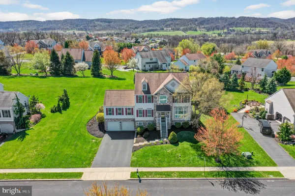 $569,900 | 62 Sweetwater Lane, Wernersville, PA 19565
