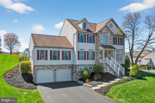 $569,900 | 62 Sweetwater Lane, Wernersville, PA 19565