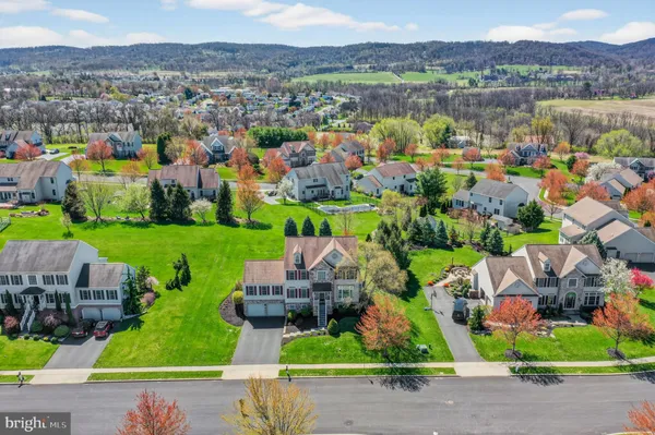 $569,900 | 62 Sweetwater Lane, Wernersville, PA 19565