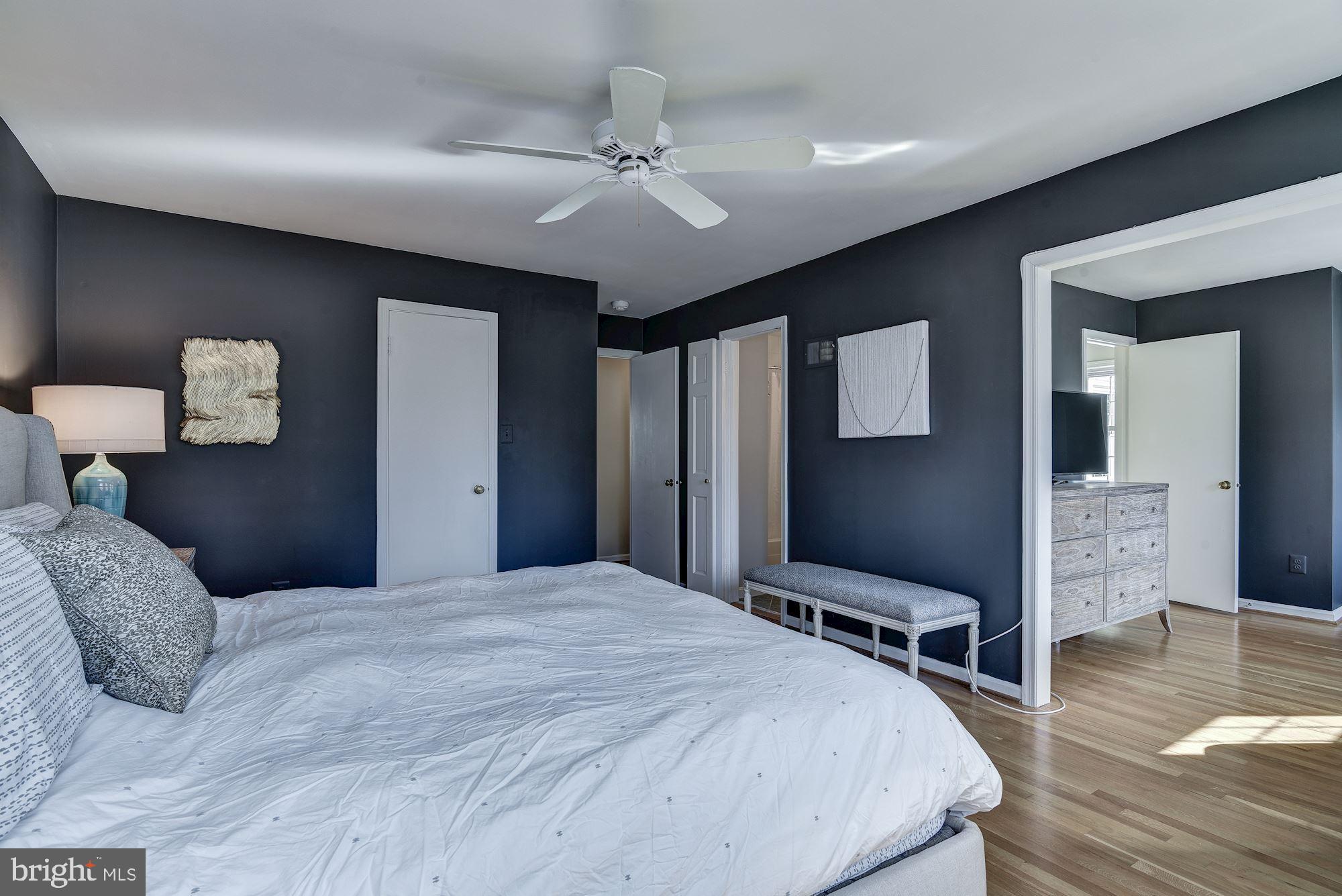 10237 Gainsborough Road Potomac, MD 20854 - Photo 25 of 40 Master suite
