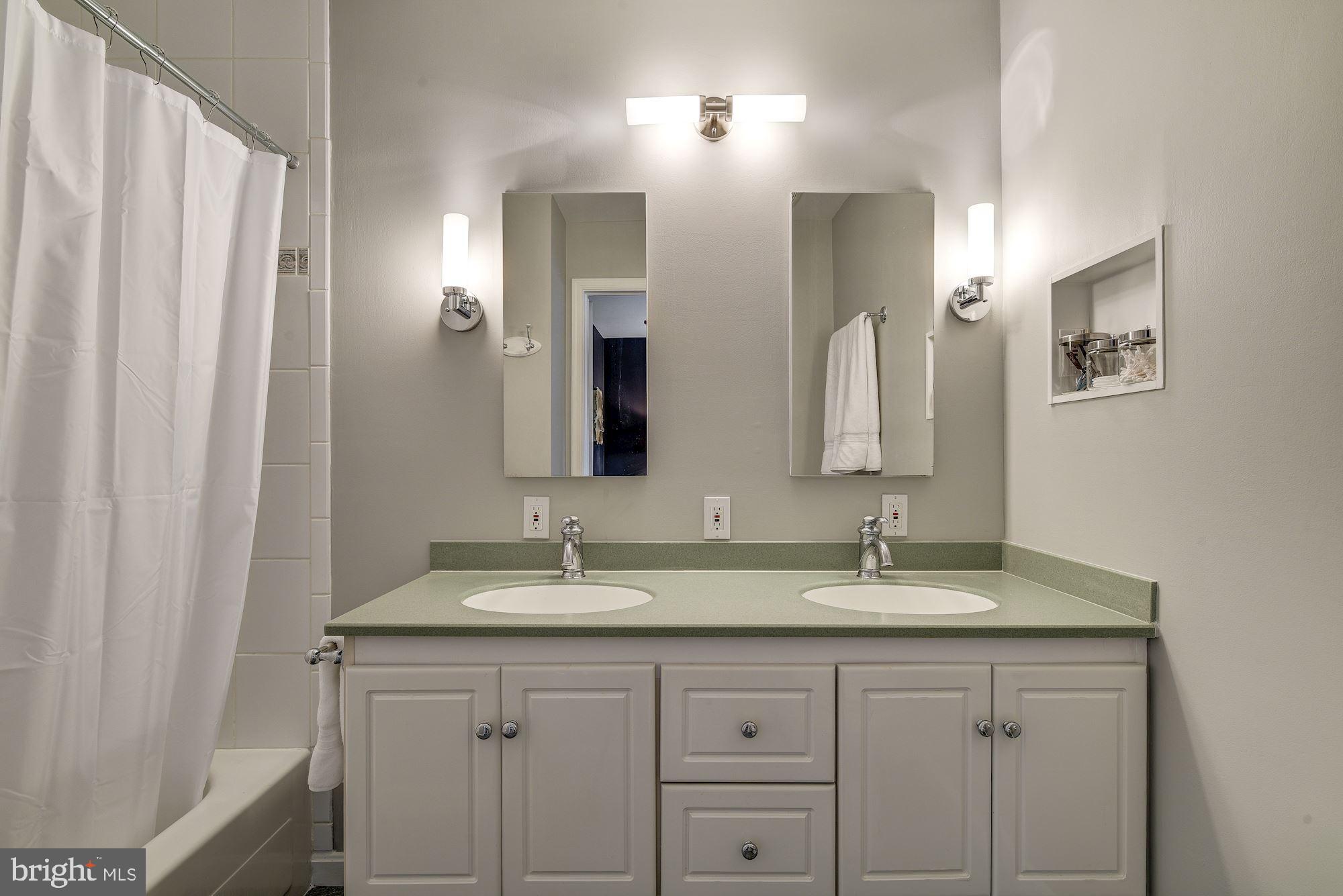 10237 Gainsborough Road Potomac, MD 20854 - Photo 27 of 40 Master ensuite bathroom