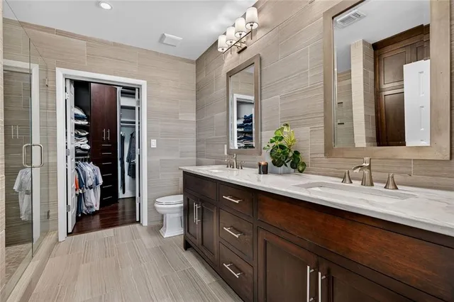 a en suite bathroom with a sink and a mirror