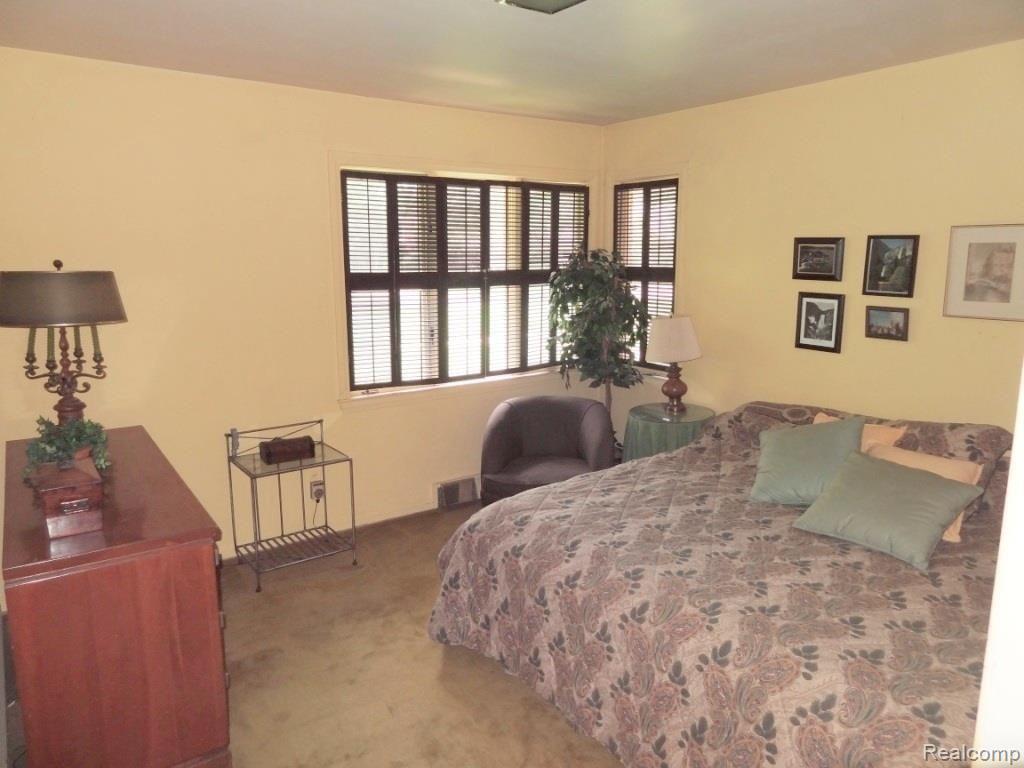 18250 Riverside Drive Franklin, MI 48025 - Photo 8 of 11 8 BED 2.jpg