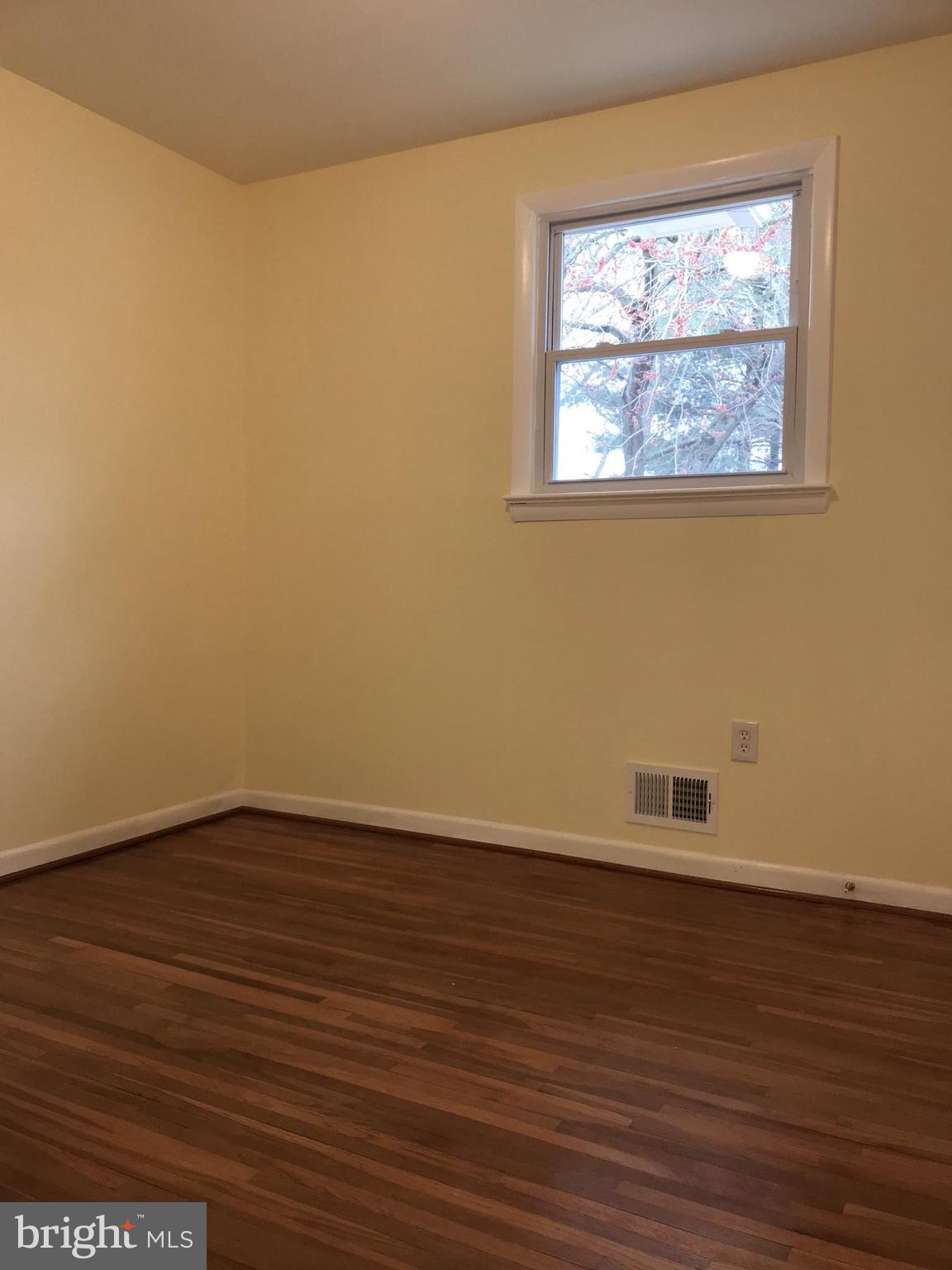 12914 Glynis Road Clinton, MD 20735 - Photo 11 of 30 Living Room