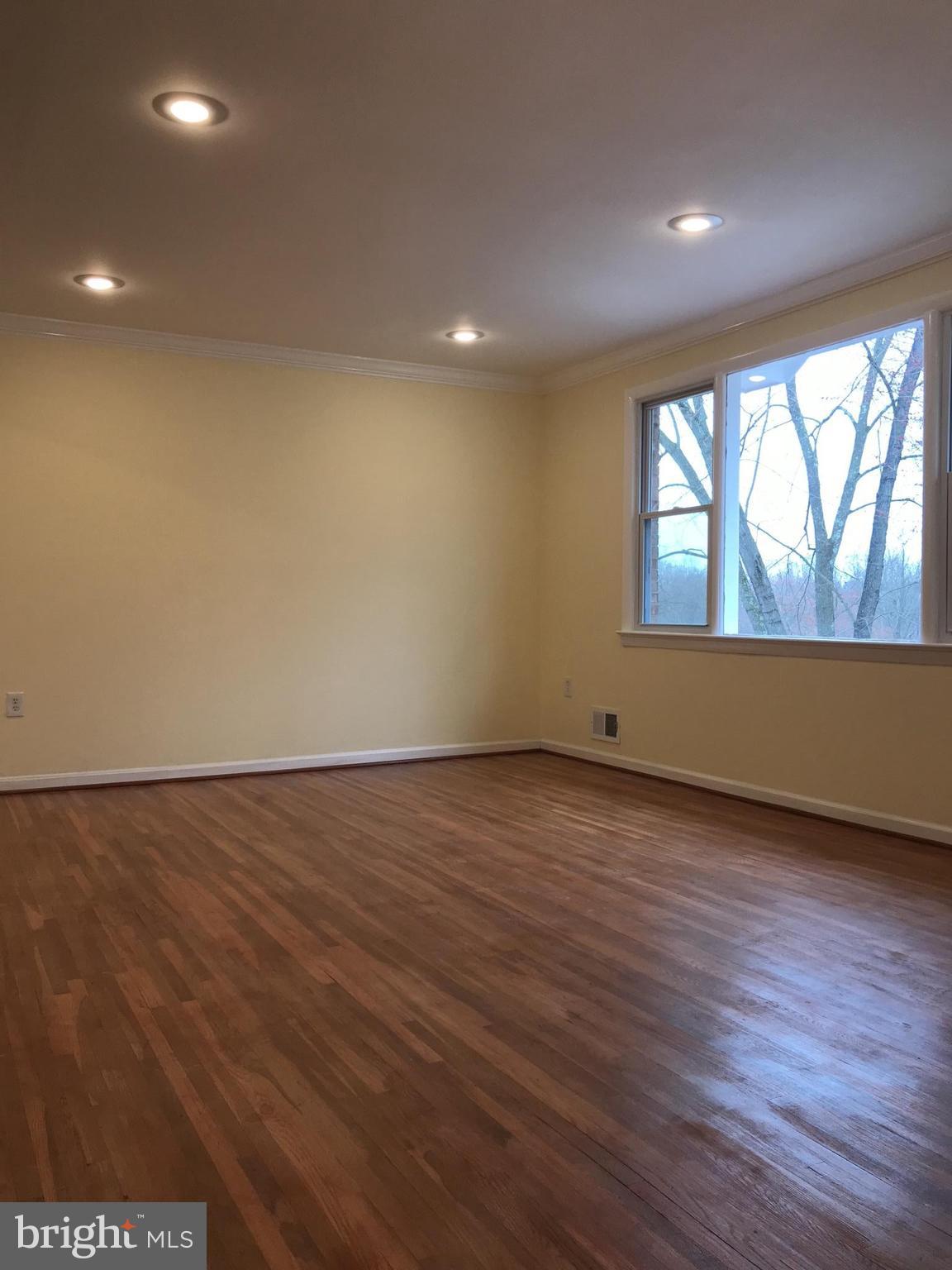 12914 Glynis Road Clinton, MD 20735 - Photo 10 of 30 Living Room