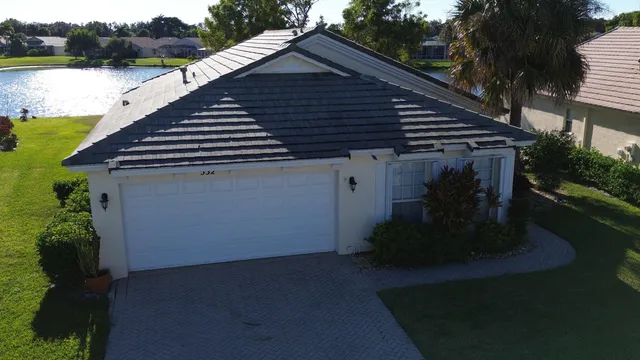 a view of a house with backyard and trees