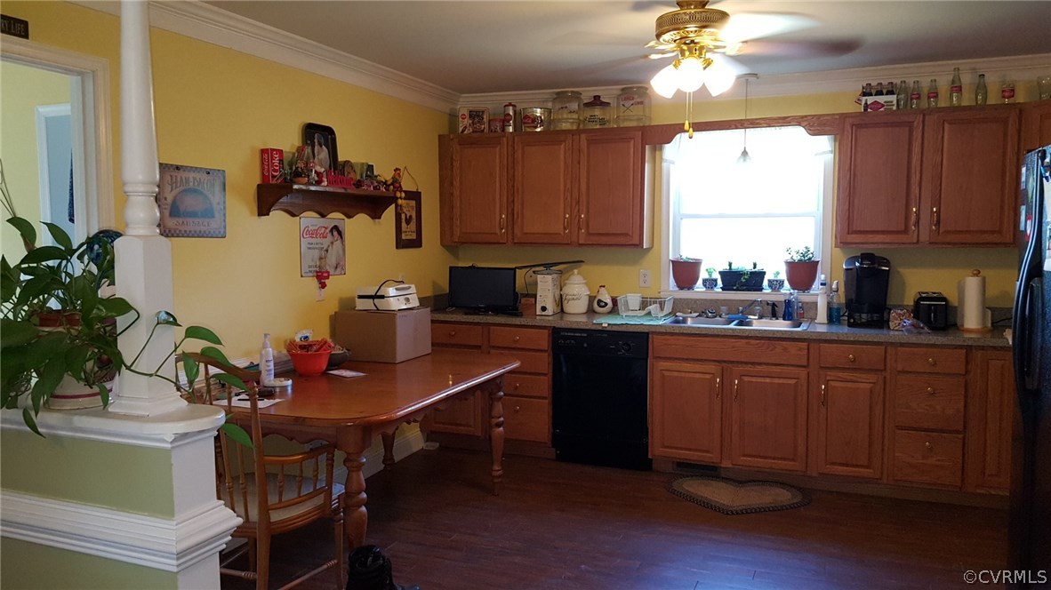 3900 Tabscott Road Columbia, VA 23038 - Photo 5 of 18 Eat in kitchen with crown molding, oak cabinets, d