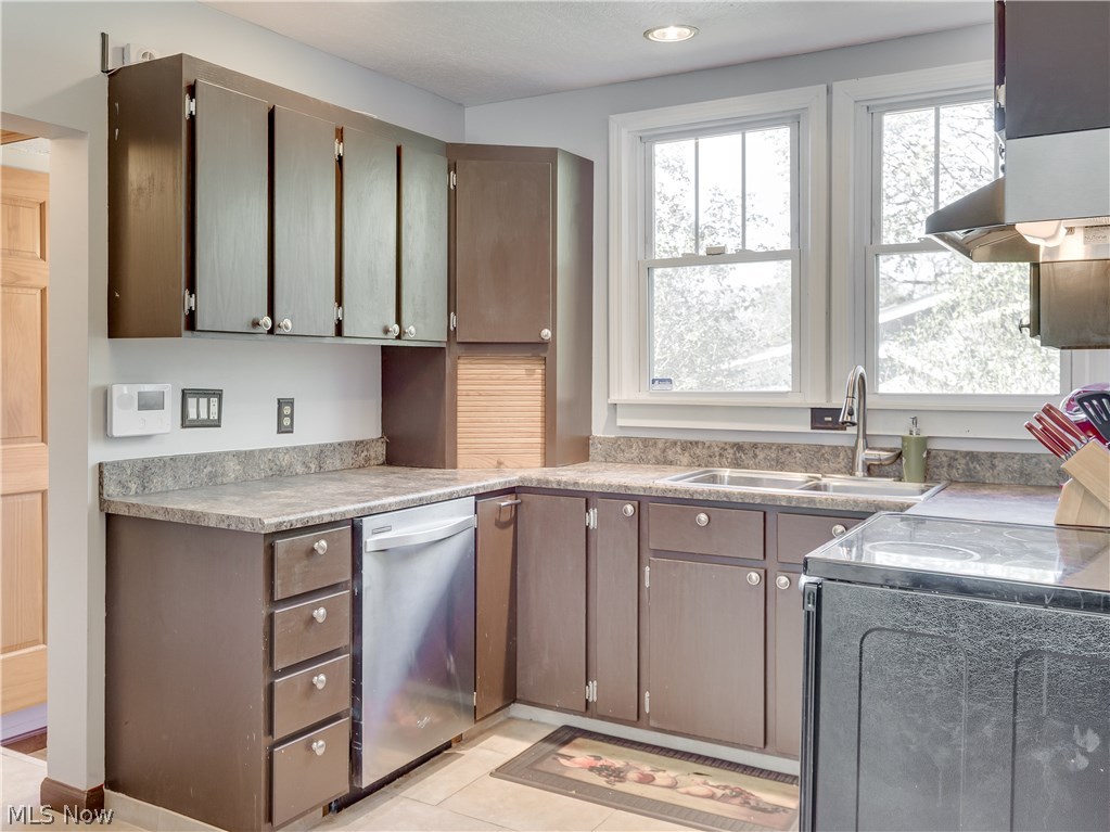 1996 South Cleveland Massillon Road Akron, OH 44321 - Photo 8 of 22 Tons and tons of cabinets and counter space!