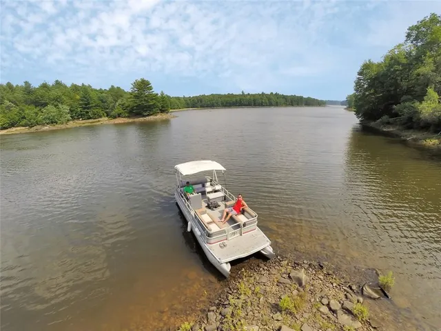 a picture of a bench in a white house