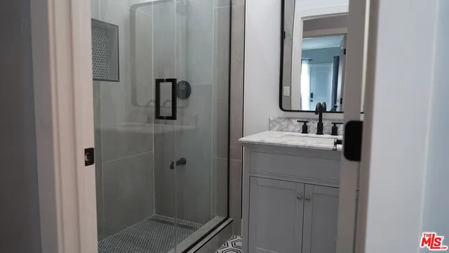 $1,499,000 | 433 South Wilton Place, Los Angeles, CA 90020