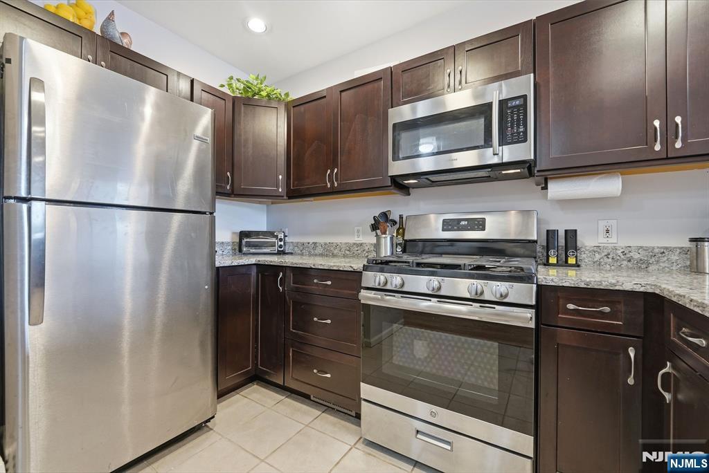 242 The Promenade, Unit 242 Edgewater, NJ 07020 - Photo 11 of 49