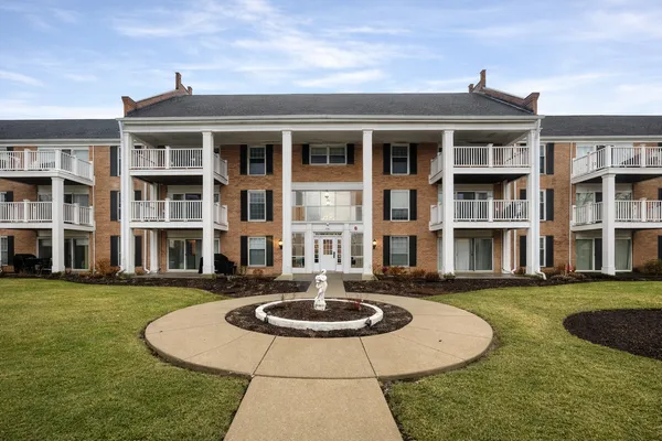 $2,400 | 5501 Carriageway Drive, Unit 112, Rolling Meadows, IL 60008