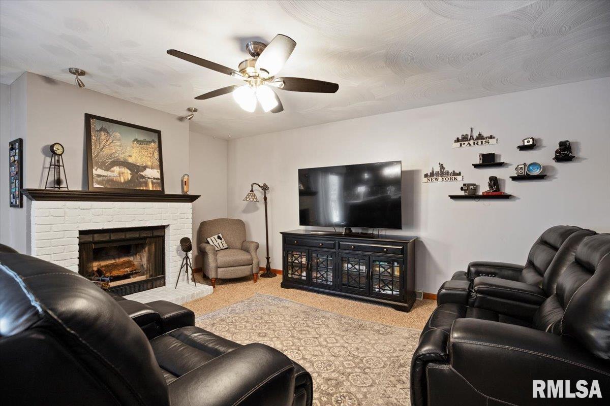 1813 Hunter Ridge Drive Springfield, IL 62704 - Photo 4 of 28 Gallery Image 4