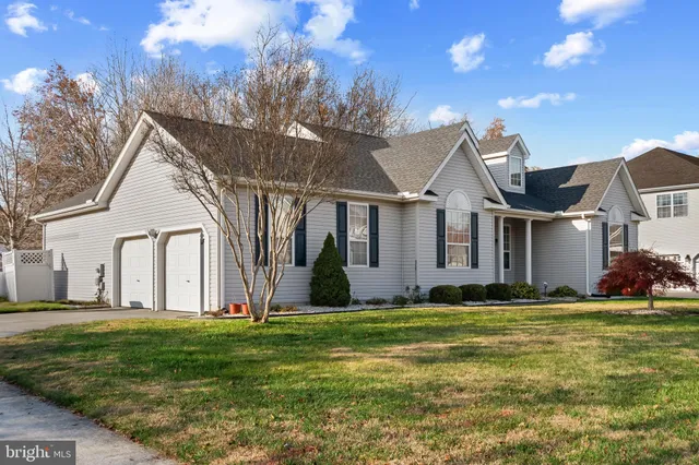 a view of a yard in front of a house