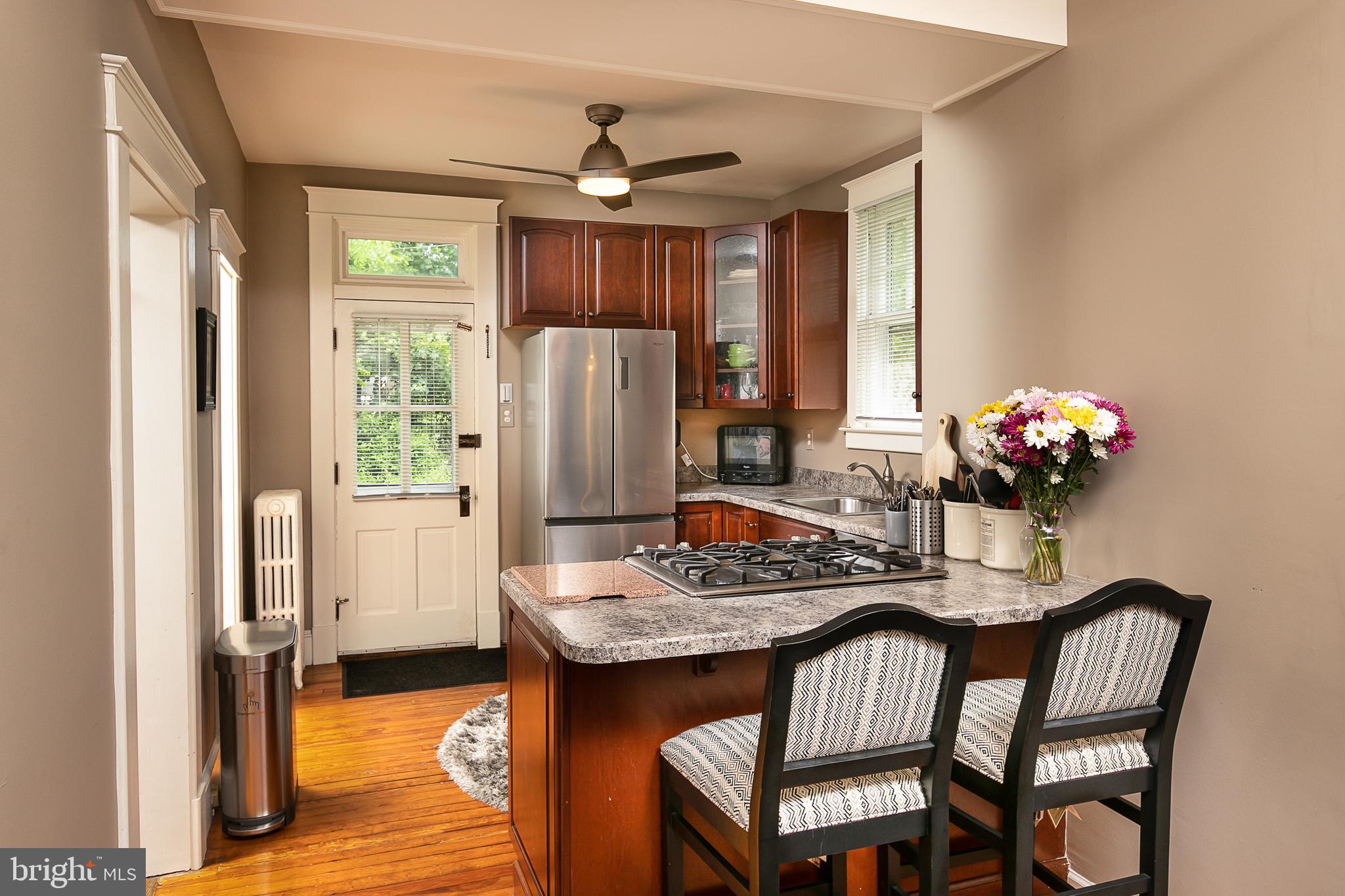 425 Westgate Road Baltimore, MD 21229 - Photo 13 of 32 a dining room with furniture and window