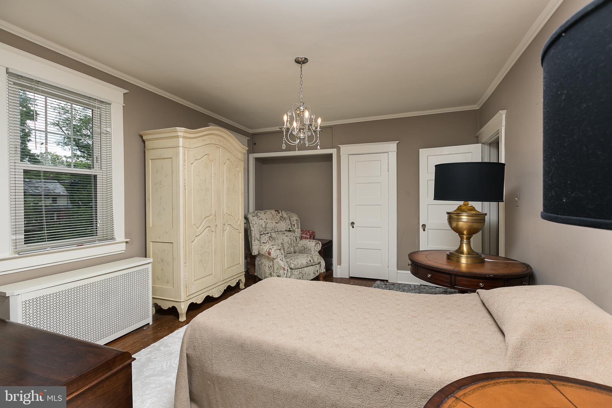 425 Westgate Road Baltimore, MD 21229 - Photo 21 of 32 a bedroom with a bed and window
