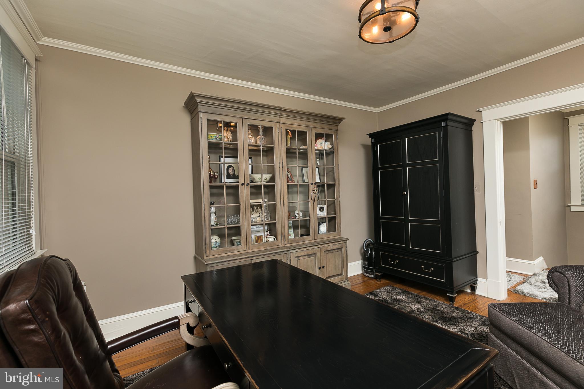 425 Westgate Road Baltimore, MD 21229 - Photo 23 of 32 a room with furniture and window
