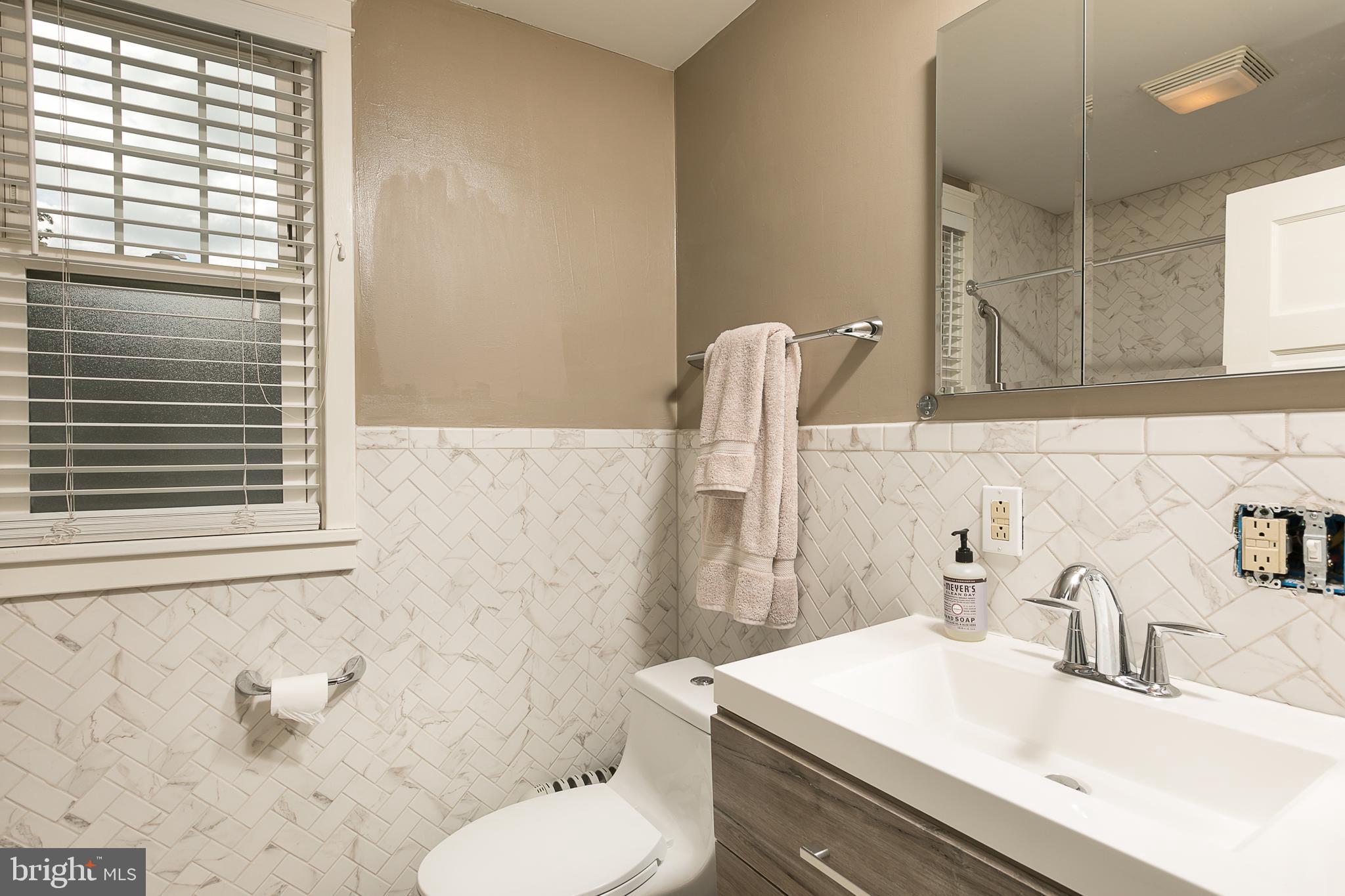 425 Westgate Road Baltimore, MD 21229 - Photo 24 of 32 a bathroom with a sink toilet and mirror